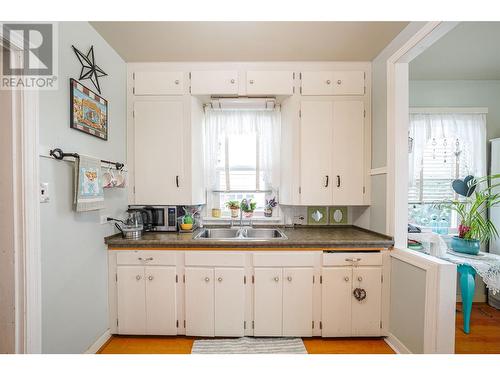 4008 31 Street, Vernon, BC - Indoor Photo Showing Kitchen With Double Sink