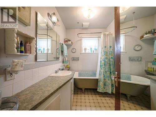 4008 31 Street, Vernon, BC - Indoor Photo Showing Bathroom