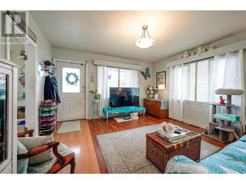 4008 31 Street, Vernon, BC - Indoor Photo Showing Living Room