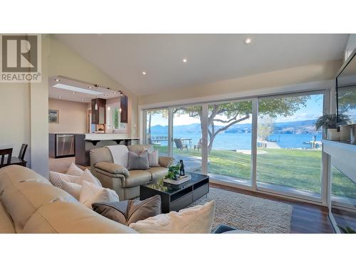 7005 Indian Rock Road Unit# 6, Naramata, BC - Indoor Photo Showing Living Room