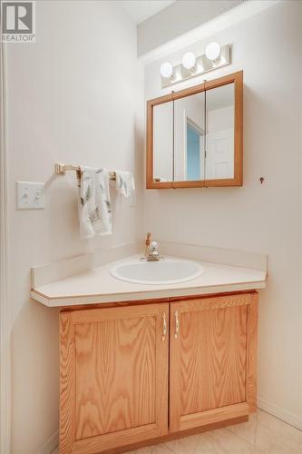 825 Merrycreek Road Unit# 111, Castlegar, BC - Indoor Photo Showing Bathroom