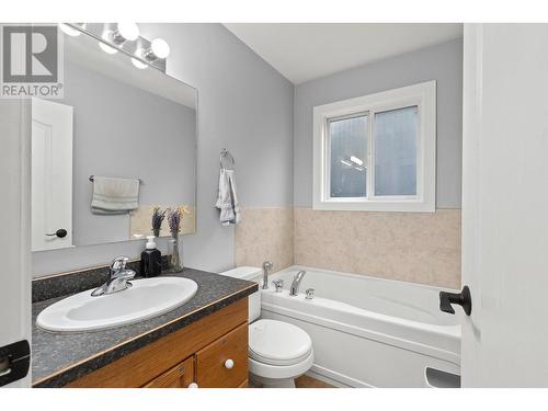 2188 Burnett Street, Kelowna, BC - Indoor Photo Showing Bathroom