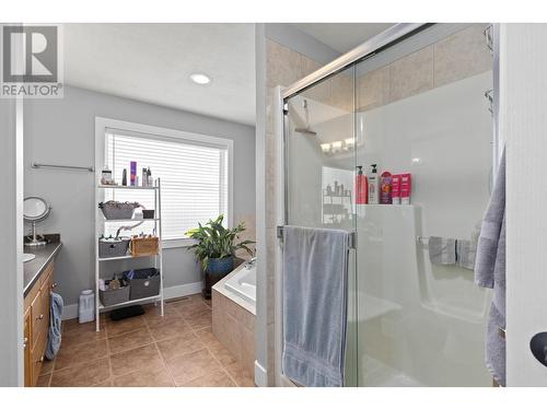 2188 Burnett Street, Kelowna, BC - Indoor Photo Showing Bathroom