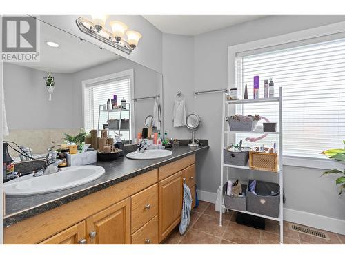 2188 Burnett Street, Kelowna, BC - Indoor Photo Showing Bathroom