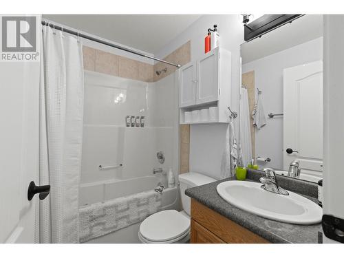 2188 Burnett Street, Kelowna, BC - Indoor Photo Showing Bathroom