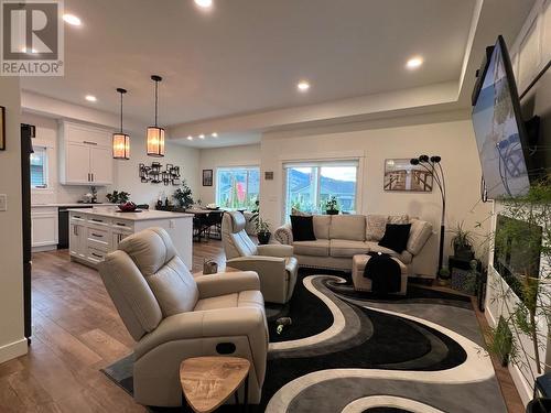 927 9Th Avenue, Vernon, BC - Indoor Photo Showing Living Room