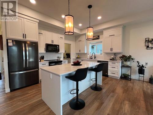 927 9Th Avenue, Vernon, BC - Indoor Photo Showing Kitchen With Upgraded Kitchen