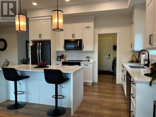 927 9Th Avenue, Vernon, BC - Indoor Photo Showing Kitchen With Upgraded Kitchen