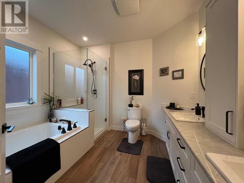 927 9Th Avenue, Vernon, BC - Indoor Photo Showing Bathroom