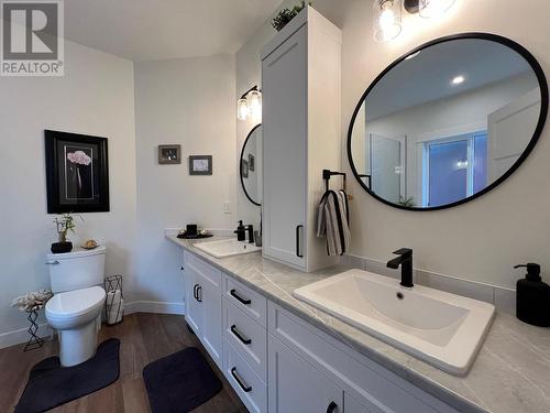 927 9Th Avenue, Vernon, BC - Indoor Photo Showing Bathroom