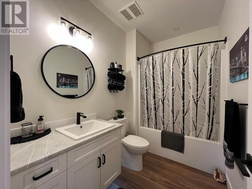 927 9Th Avenue, Vernon, BC - Indoor Photo Showing Bathroom