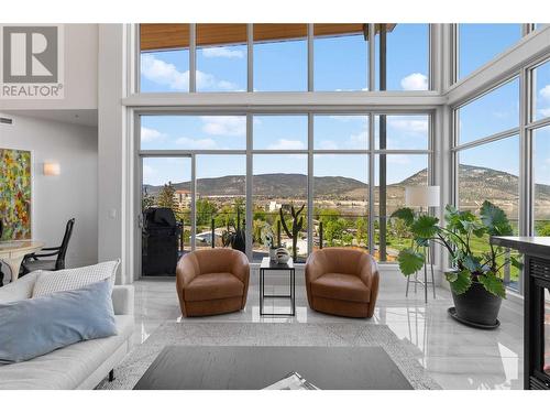 250 Marina Way Unit# 701, Penticton, BC - Indoor Photo Showing Living Room