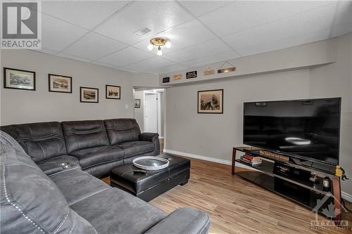 11473 Lakeshore Drive, Iroquois, ON - Indoor Photo Showing Living Room