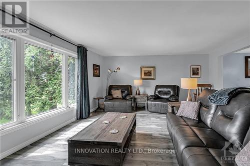 11473 Lakeshore Drive, South Dundas, ON - Indoor Photo Showing Living Room