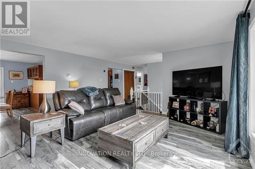 11473 Lakeshore Drive, South Dundas, ON - Indoor Photo Showing Living Room