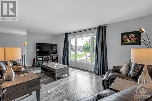 11473 Lakeshore Drive, South Dundas, ON - Indoor Photo Showing Living Room