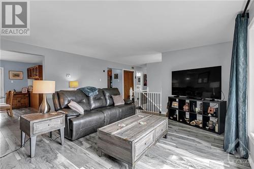 11473 Lakeshore Drive, Iroquois, ON - Indoor Photo Showing Living Room