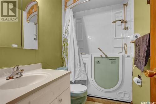 31 Mcmurchy Avenue, Regina, SK - Indoor Photo Showing Bathroom