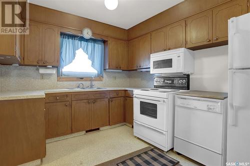 31 Mcmurchy Avenue, Regina, SK - Indoor Photo Showing Kitchen With Double Sink