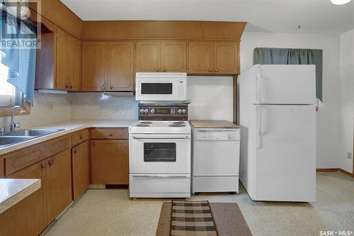 31 Mcmurchy Avenue, Regina, SK - Indoor Photo Showing Kitchen With Double Sink