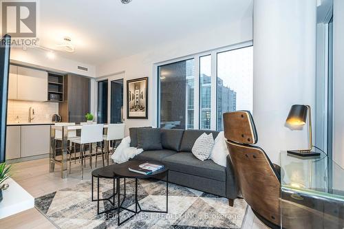 1505 - 55 Mercer Street, Toronto, ON - Indoor Photo Showing Living Room