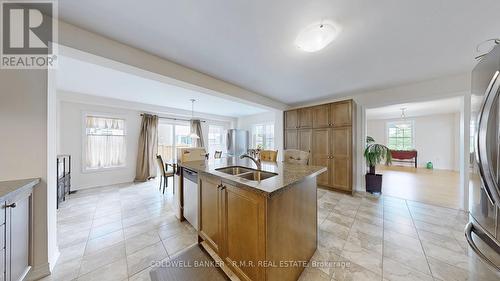 32 Love Court, Richmond Hill, ON - Indoor Photo Showing Kitchen With Double Sink With Upgraded Kitchen