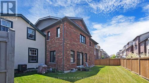 32 Love Court, Richmond Hill, ON - Outdoor