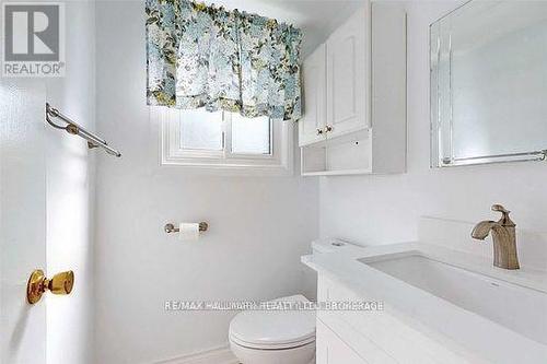 1346 Oxford Avenue, Oakville, ON - Indoor Photo Showing Bathroom