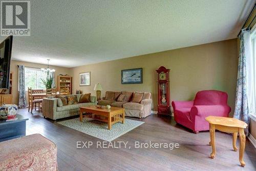 2200 Richardson Street, Innisfil, ON - Indoor Photo Showing Living Room