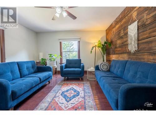 7585 5Th Street, Grand Forks, BC - Indoor Photo Showing Living Room