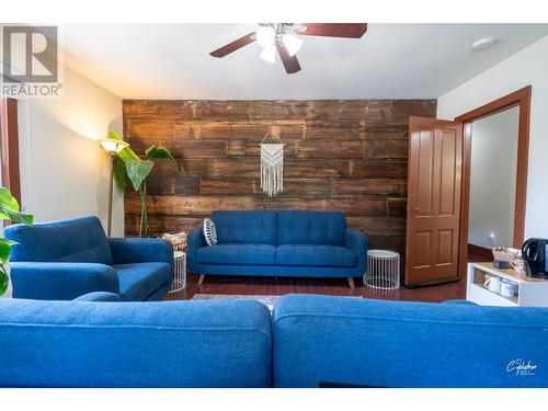 7585 5Th Street, Grand Forks, BC - Indoor Photo Showing Living Room