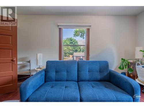 7585 5Th Street, Grand Forks, BC - Indoor Photo Showing Living Room