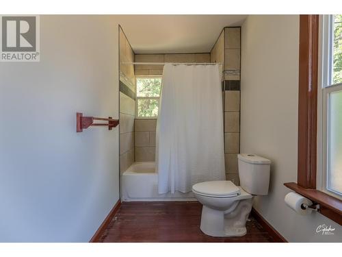 7585 5Th Street, Grand Forks, BC - Indoor Photo Showing Bathroom