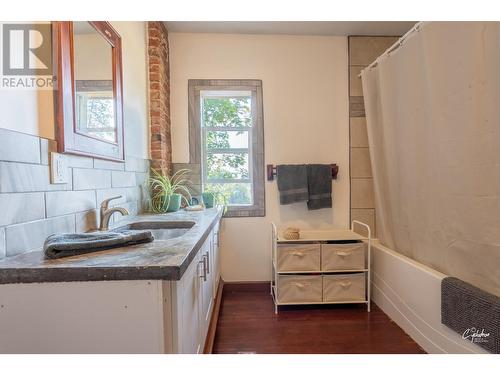 7585 5Th Street, Grand Forks, BC - Indoor Photo Showing Bathroom