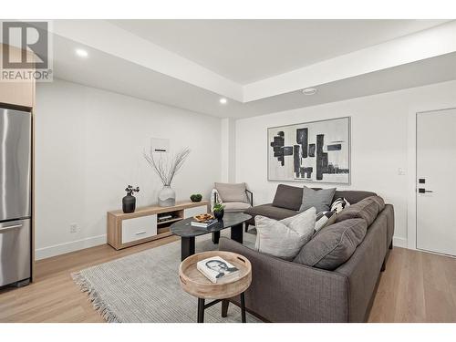 745 Patterson Avenue Unit# 2, Kelowna, BC - Indoor Photo Showing Living Room