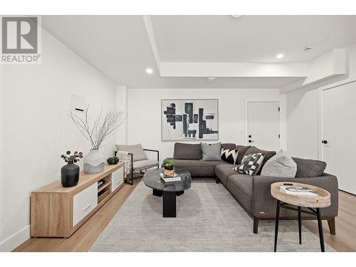 745 Patterson Avenue Unit# 2, Kelowna, BC - Indoor Photo Showing Living Room