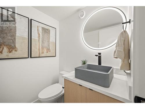 745 Patterson Avenue Unit# 2, Kelowna, BC - Indoor Photo Showing Bathroom