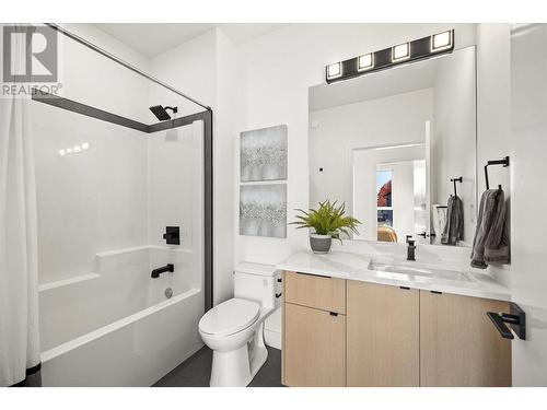 745 Patterson Avenue Unit# 2, Kelowna, BC - Indoor Photo Showing Bathroom