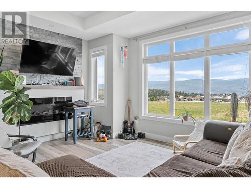 2620 Paramount Drive, West Kelowna, BC - Indoor Photo Showing Living Room