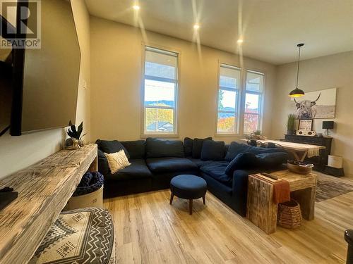 304 4Th Avenue Avenue, Castlegar, BC - Indoor Photo Showing Living Room