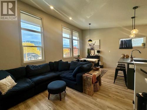 304 4Th Avenue Avenue, Castlegar, BC - Indoor Photo Showing Living Room