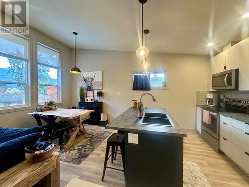 304 4Th Avenue Avenue, Castlegar, BC - Indoor Photo Showing Kitchen With Double Sink