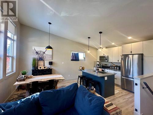 304 4Th Avenue Avenue, Castlegar, BC - Indoor Photo Showing Kitchen