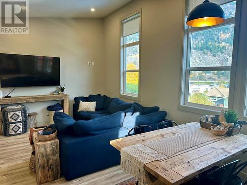 304 4Th Avenue Avenue, Castlegar, BC - Indoor Photo Showing Living Room