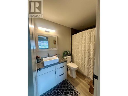 304 4Th Avenue Avenue, Castlegar, BC - Indoor Photo Showing Bathroom