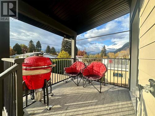 304 4Th Avenue Avenue, Castlegar, BC - Outdoor With Deck Patio Veranda With Exterior