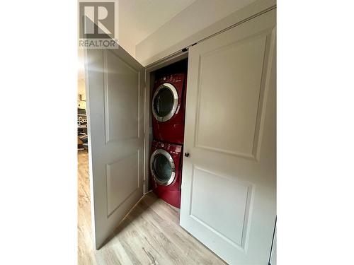 304 4Th Avenue Avenue, Castlegar, BC - Indoor Photo Showing Laundry Room