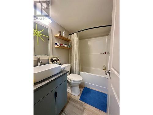 304 4Th Avenue Avenue, Castlegar, BC - Indoor Photo Showing Bathroom