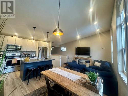 304 4Th Avenue Avenue, Castlegar, BC - Indoor Photo Showing Kitchen With Upgraded Kitchen