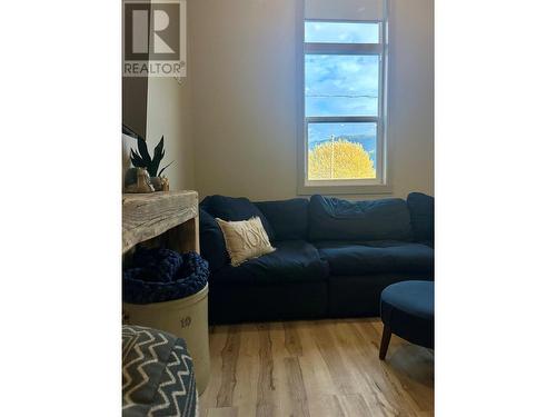 304 4Th Avenue Avenue, Castlegar, BC - Indoor Photo Showing Living Room